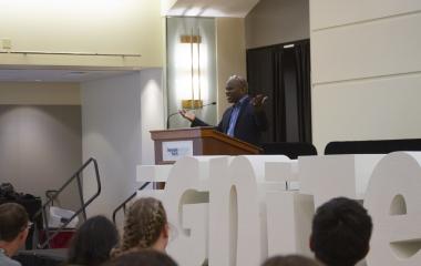 Dr. De Morris Walker (Director, SSI) welcomes summer First-Year students to the iGniTe program.